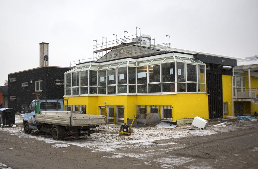 Auch von außen ist die Veränderung sichtbar: Die ehemalige Tennishalle erstrahlt in Schwarz und Gelb.