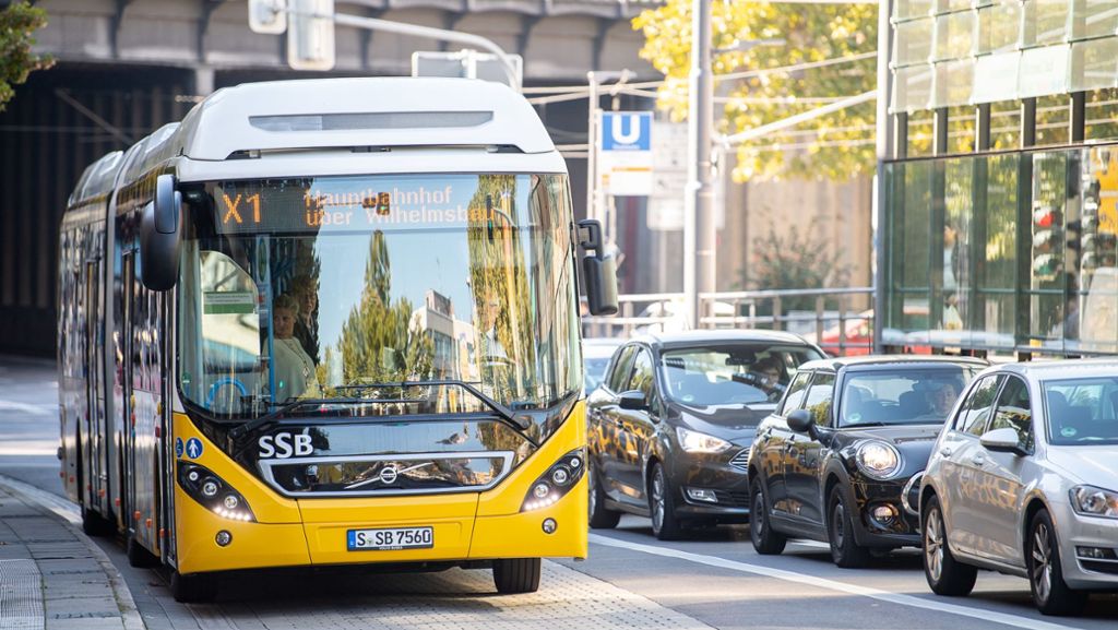Neuer Expressbus X1 in Stuttgart: Vier Leichtverletzte nach Gefahrenbremsung
