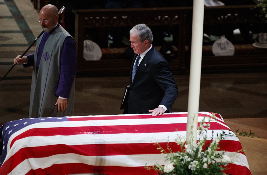 „Wenn die Geschichtsbücher geschrieben werden, wird es dort heißen, dass George H. W. Bush ein großartiger Präsident der Vereinigten Staaten war“, sagte George W. Bush bei der Trauerfeier.