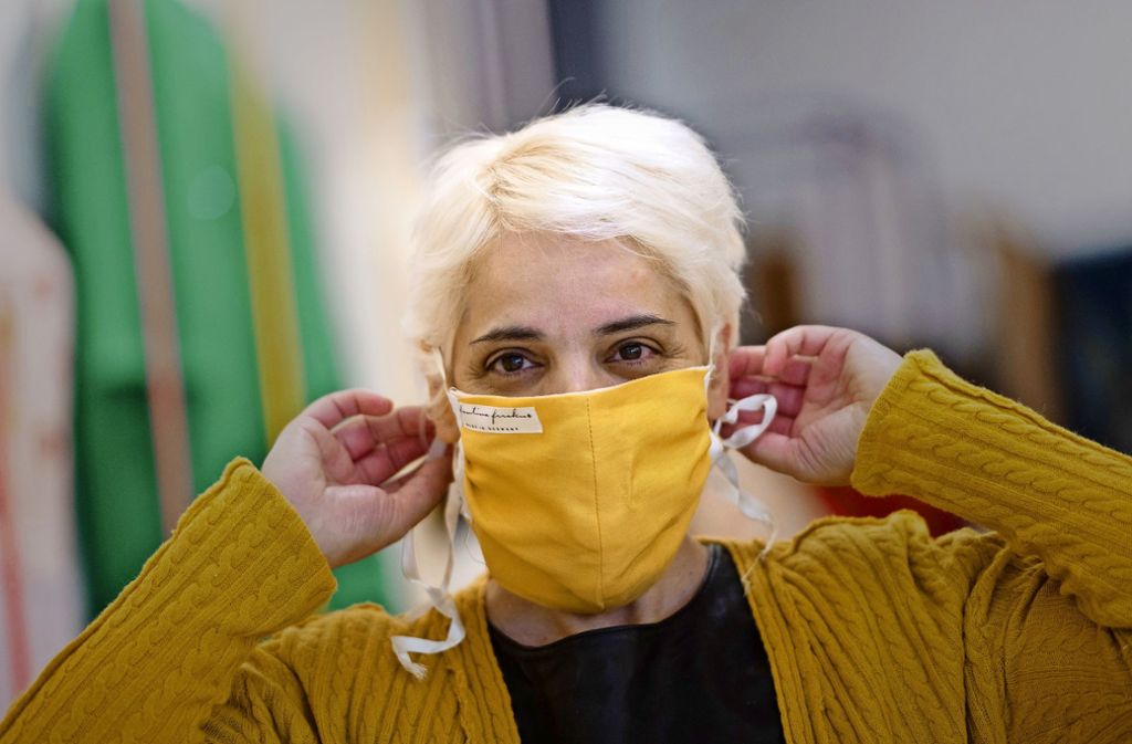 Eglantina Frroku hat die Zeit, in der ihr Modegeschäft geschlossen war, zum Nähen von nachhaltigen  Masken genutzt, die sie kostenlos abgibt. Foto: Lichtgut/Leif-Hendrik Piechowski