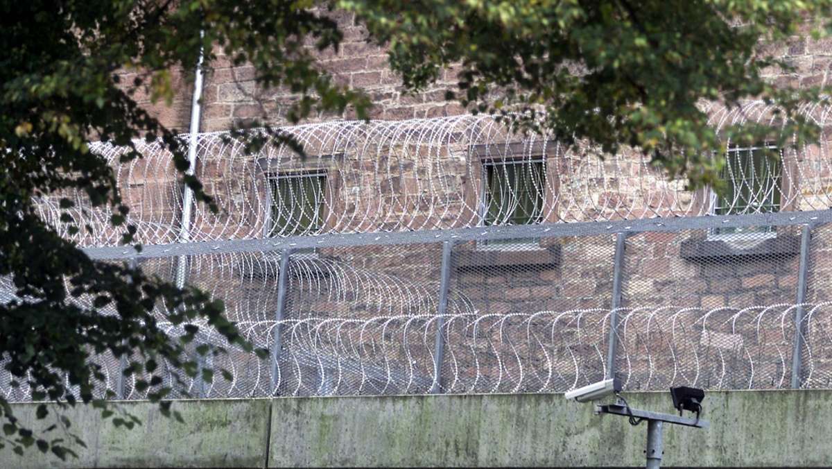 Offenburg: Vermummte sprühen Parolen auf Gefängnismauer