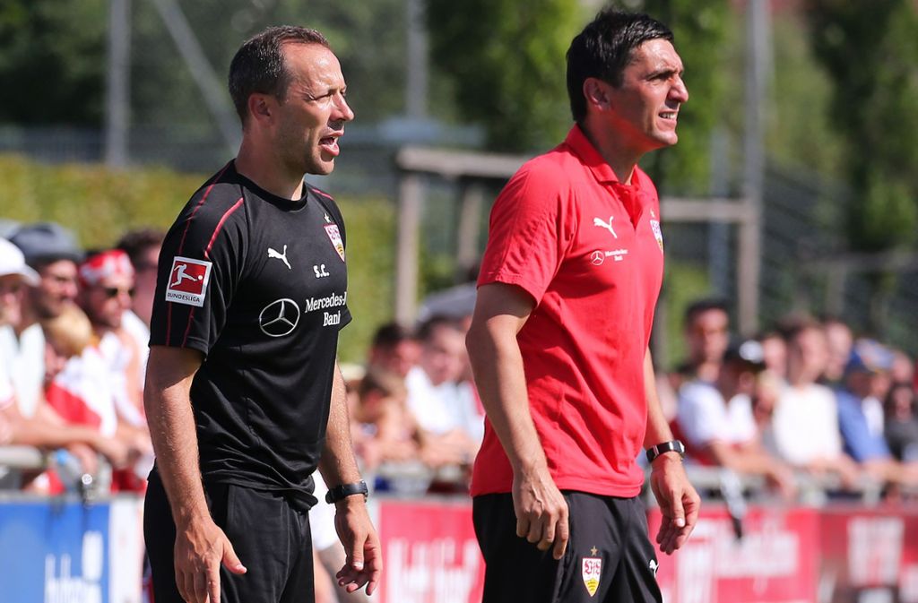 Duo am Spielfeldrand: VfB-Chefcoach Tayfun Korkut (re.), Co-Trainer Steven Cherundolo Foto: Baumann