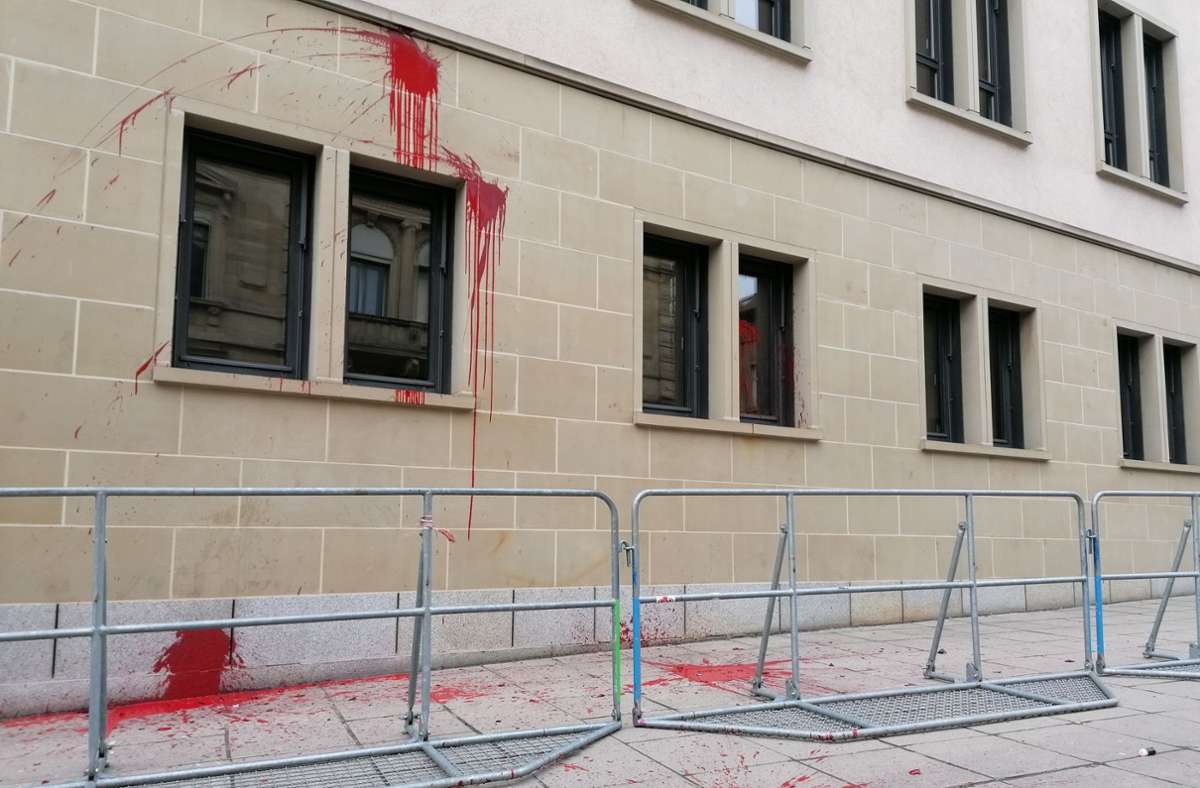 Die Demonstranten beschädigten ach Gebäude mit Farbbeuteln.