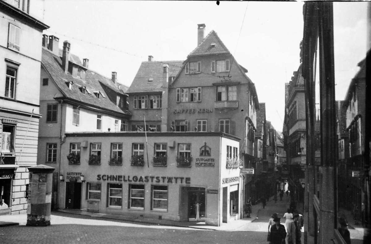 Von Hermann Rommel stammt dieses Schulstraßen-Foto aus dem Jahr 1942. Es zeigt das Restaurant seiner Eltern, das im Krieg zerstört worden ist.