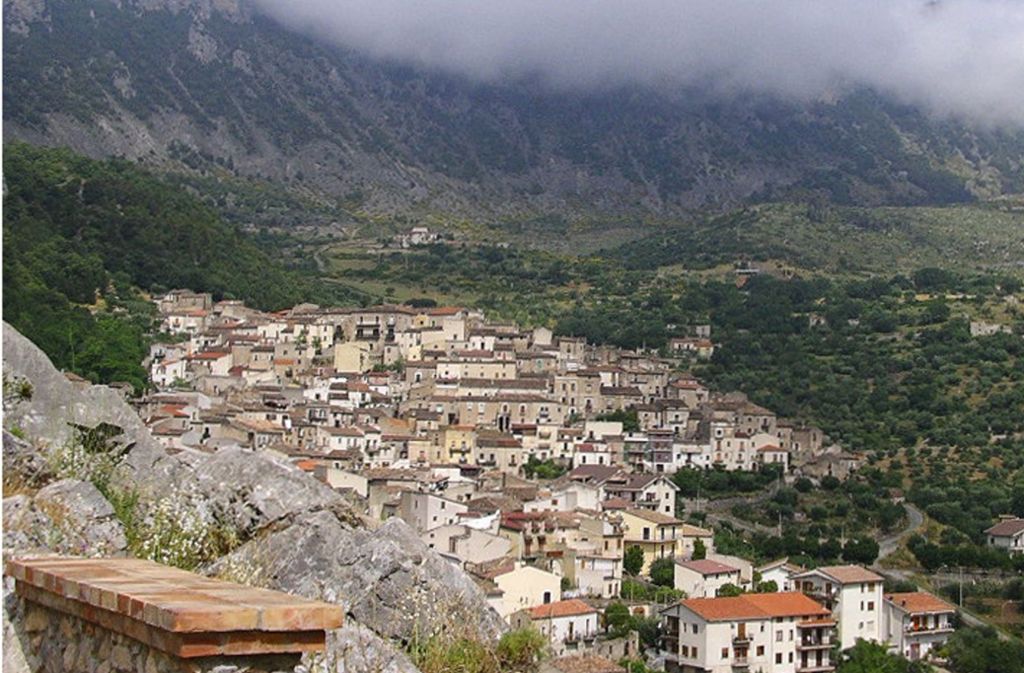 Die Raganello-Schlucht befindet sich in der Nähe der auf 450 Metern gelegenen Berggemeinde Civita in der von hohen Bergen und tiefen Schluchten geprägten Provinz Cosenza in Kalabrien in Süditalien.