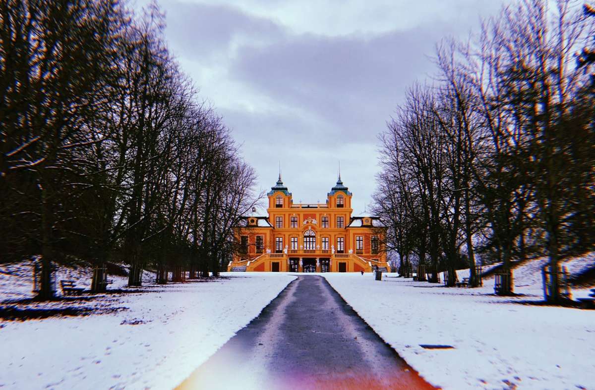 Eine Schnee-Landschaft, die richtige Perspektive samt passender Ästhetik: Das Schloss Favorite könnte tatsächlich ein Motiv aus einem Wes Anderson-Film sein.