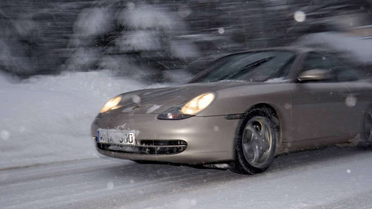 Porsche bleibt in NRW im Schnee stecken: Nur zwei Winterreifen montiert – Fahrer mit kurioser Ausrede