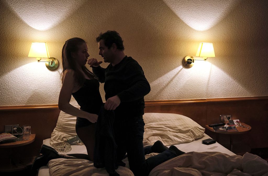 Noch lebt Philipp Kiehl (Andreas Döhler) und ist mit Romy (Darja Mahotkin) in seinem Hotelzimmer.