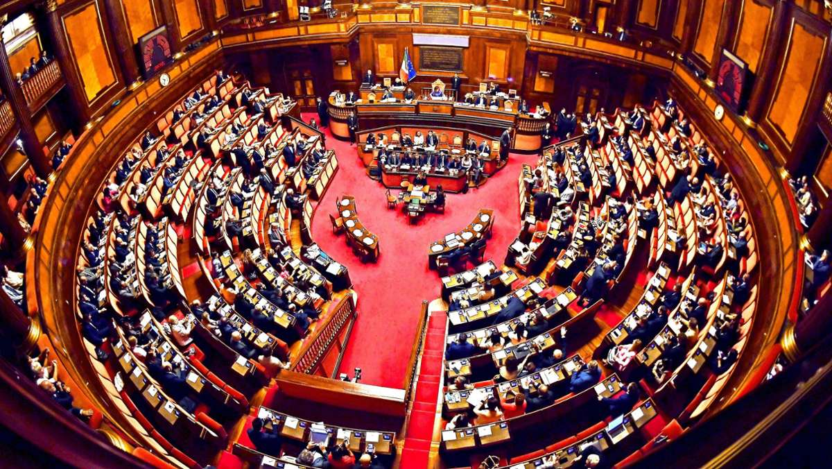  Italien wählt neue Regionalparlamente und stimmt über eine Verkleinerung des Parlaments ab. Doch diese Initiative schafft mehr Probleme als Lösungen. 