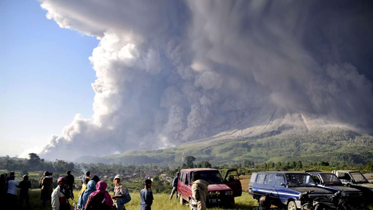 Vulkanausbruch in Indonesien: Vulkane in Indonesien spucken Asche und Gestein