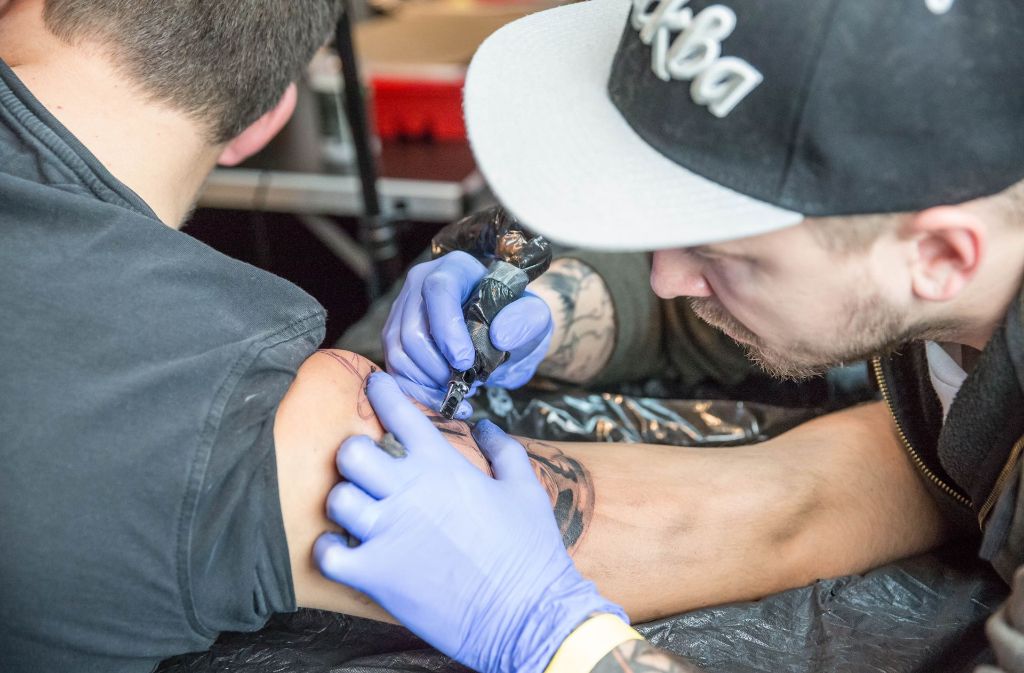 Mit mehr als 100 Tätowierern aus aller Welt hat am Samstag in Stuttgart eine Tattoo-Messe begonnen.