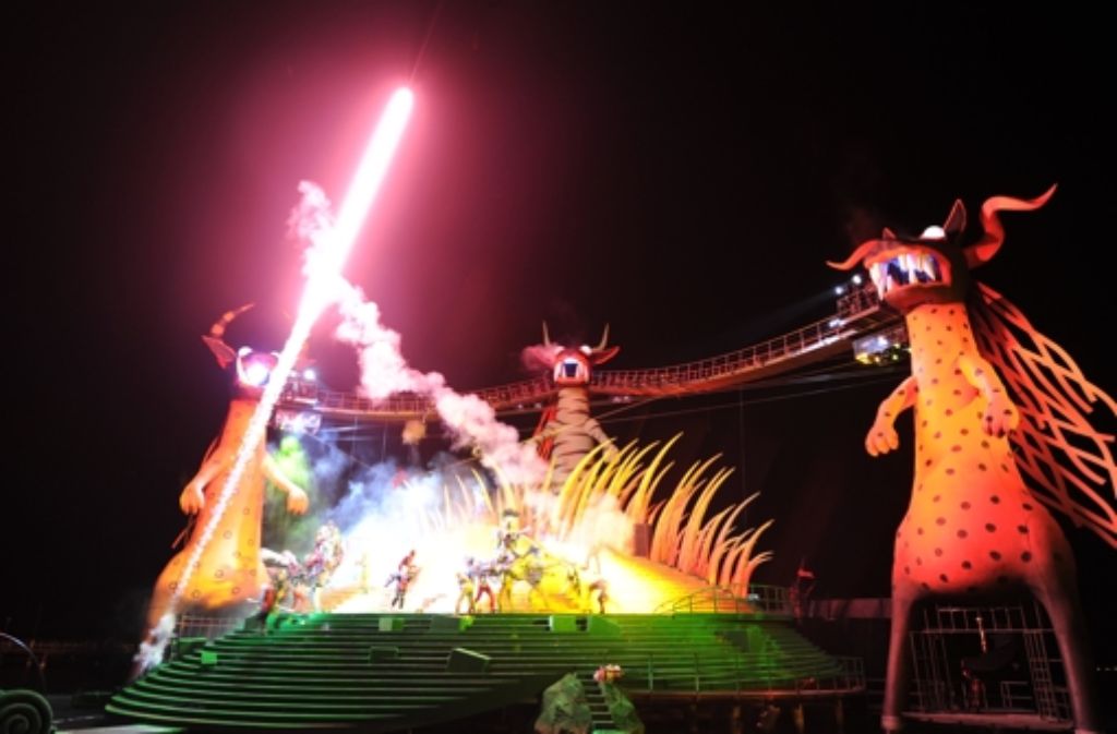 Dieses Probenfoto zeigt das Feuerwerk zum Abschluss der Premiere der „Zauberflöte“.