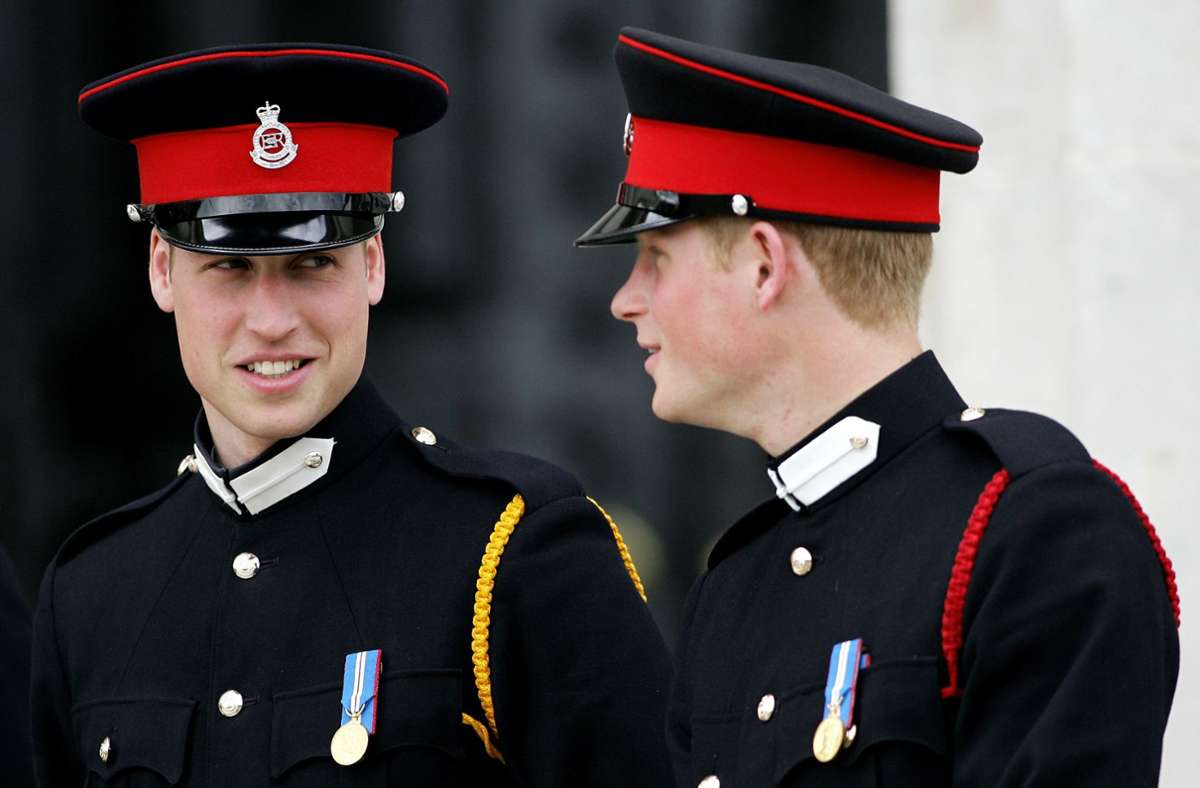 2006: Prinz William und Prinz Harry bei einer Militärparade der Sandhurst-Militärakademie.