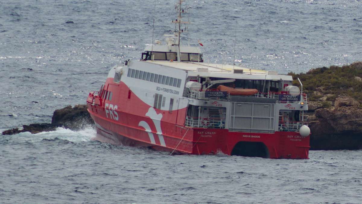  Bei einem Unfall einer Fähre vor Ibiza werden mindestens zwölf Menschen verletzt. Als die Katamaran-Schnellfähre einer deutschen Reederei auf dem Weg nach Formentera ist, passiert das Unglück. 