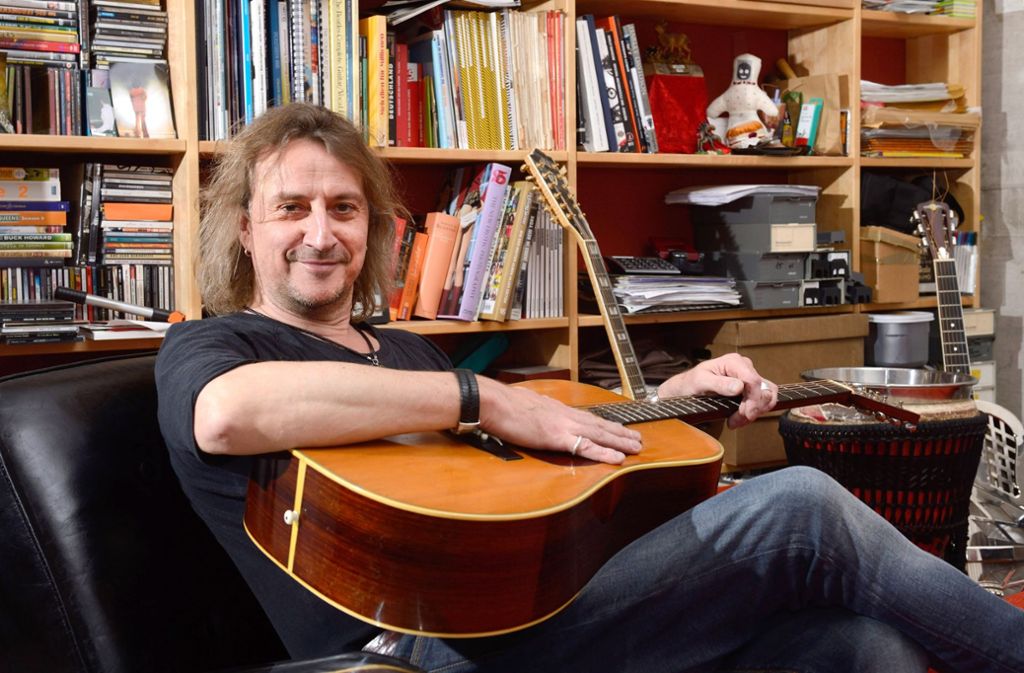 Dieter Thomas Kuhn im Jahr 2014 in seinem Tübinger Büro. Trotz der Gitarrenpose ...