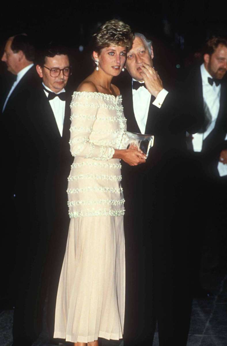 1993: In diesem schmalen Kleid zeigt Prinzessin Diana bloße Schultern und ihre schlanke Silhouette.
