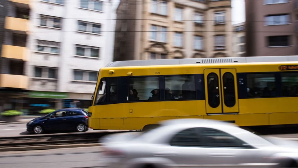 Unfall in Stuttgart-West: Transporter stößt mit Stadtbahn zusammen