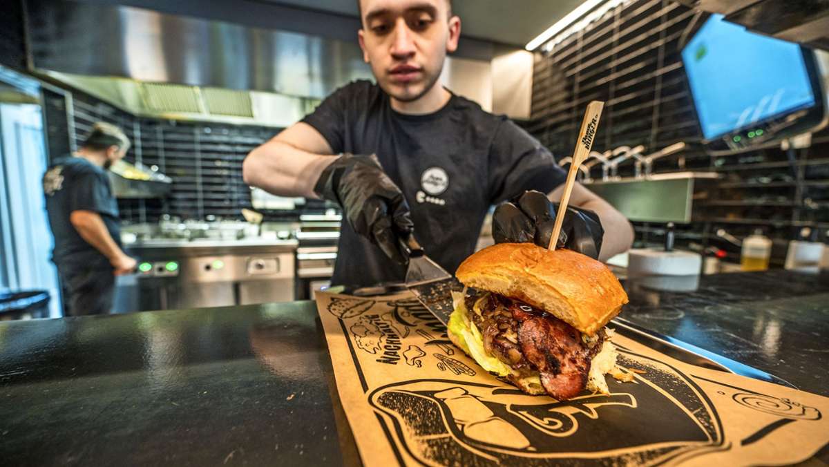  Burger werden auch in der Stadt Göppingen längst nicht mehr nur als Fast Food verspeist, sondern im Restaurant bestellt, individuell belegt und dann genüsslich zelebriert. Das neue gastronomische Angebot kommt bei der Kundschaft sehr gut an. 