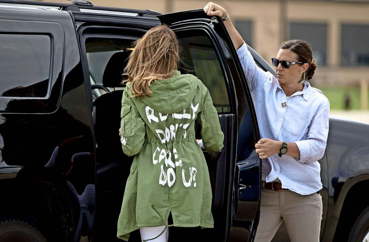 Ihr Stil: Melania Trump lässt ihre Kleidung sprechen – doch die sagt nicht immer das Beste über sie. Diese Jacke mit der Aufschrift „I don’t really care, do you?“ sorgte 2018 für Empörung. Melania trug sie bei einem Besuch an der Grenze zu Mexiko, wo Migranten-Kinder von ihren Eltern getrennt wurden.