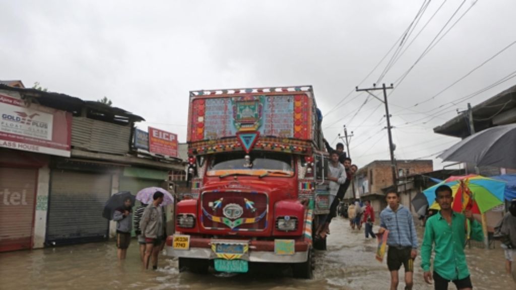 Indien: Fluss spült voll besetzten Bus davon