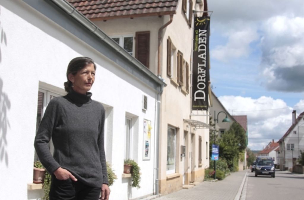 Gemeinderätin Almuth Keitel vor dem Dorfladen in Tailfingen. Foto: factum/Granville