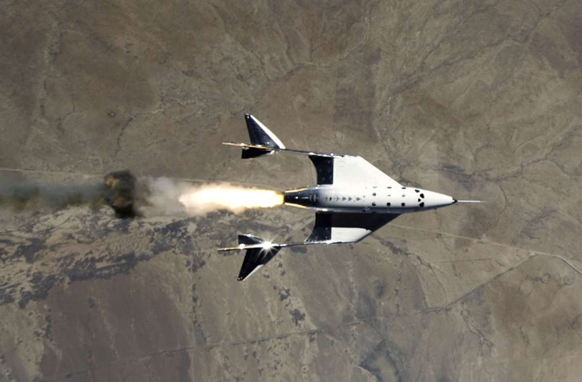 Dieses von Virgin Galactic zur Verfügung gestellte Foto zeigt die Freigabe der Virgin-Raumflugzeugs „VSS Unity“ von der „VMS Eve“ und die Zündung des Raketenmotors über dem Spaceport America, N.M.