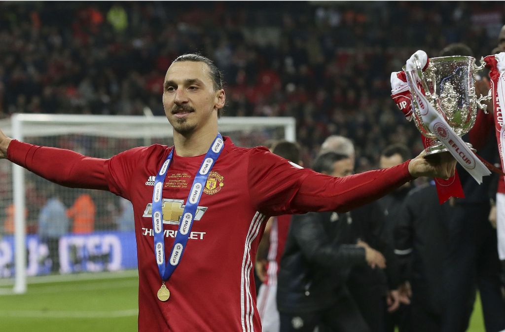 Manchester Uniteds Zlatan Ibrahimovic hält den Pokal hoch. Foto: AP
