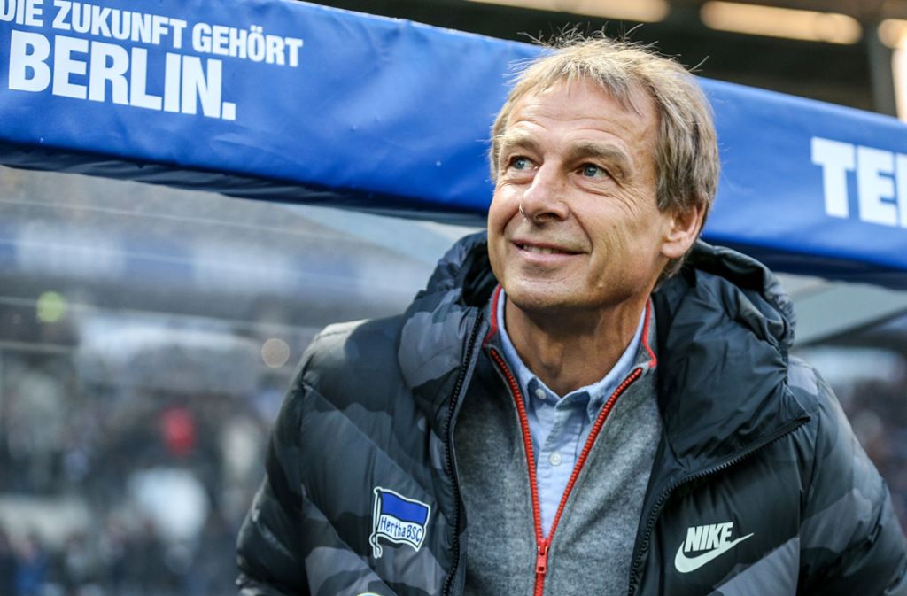Hertha-Coach Jürgen Klinsmann konnte bislang keine gültige Trainer-Lizenz vorlegen. Foto: picture alliance/dpa/Andreas Gora
