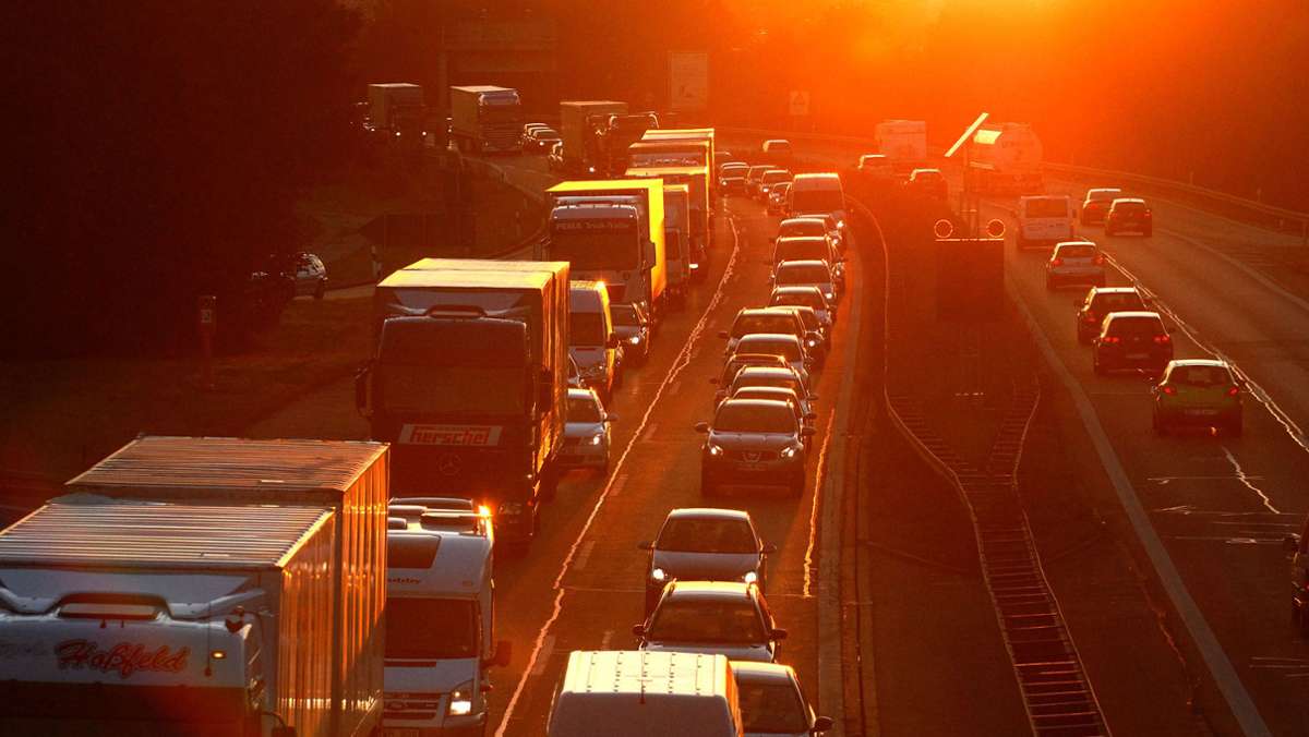 Unfall in Böblingen: Mann fährt  wegen tief stehender Sonne gegen geparkten Anhänger