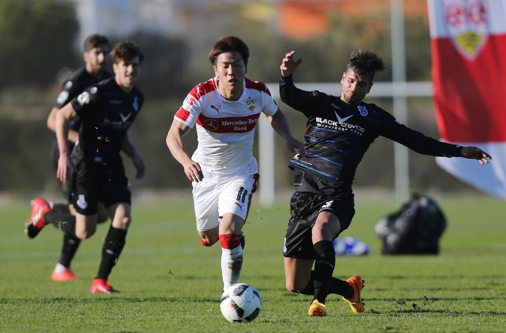 Takuma Asano (mit Ball) muss sich mit dem VfB gegen den MSV Duisburg mit einem 0:0 begnügen.