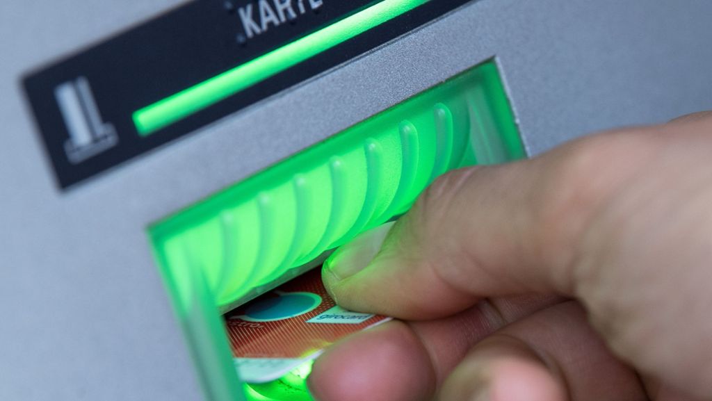 Vorgetäuschter Überfall in Bayern: Mann erleidet Schock am Geldautomaten