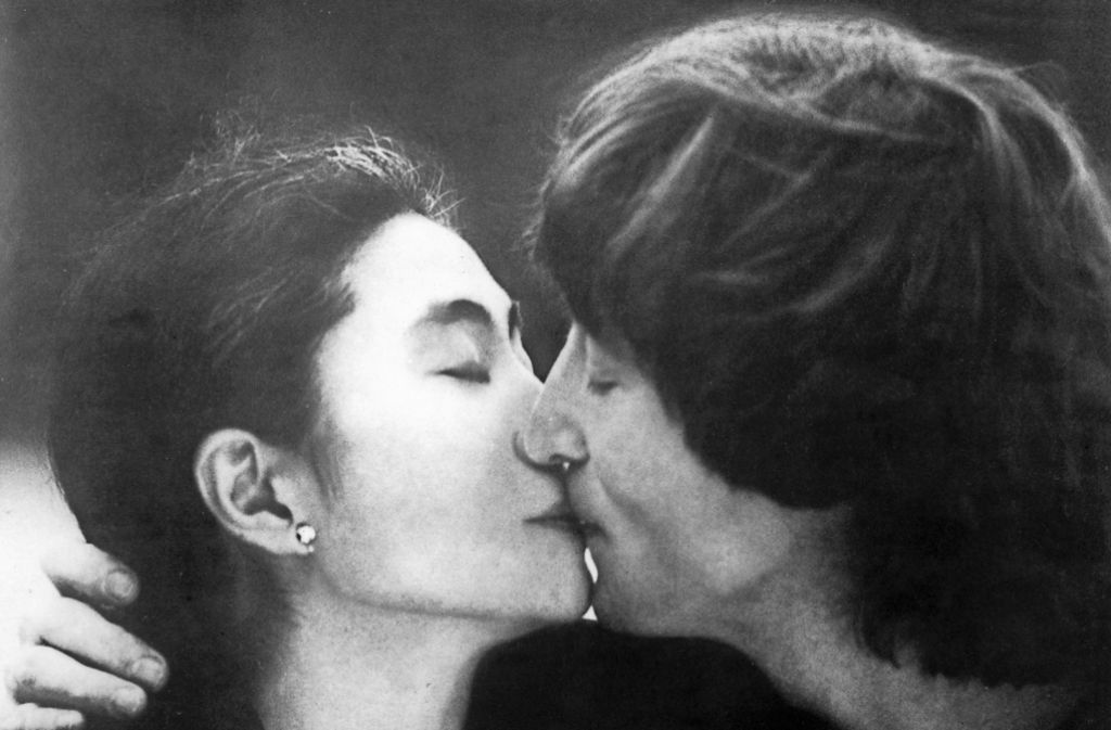 Inniger Kuss: Auf der Vorderseite der letzten Lennon-Platte „Double Fantasy“ küssen sich Yoko Ono und John Lennon (Aufnahme vom 10.12.1980).