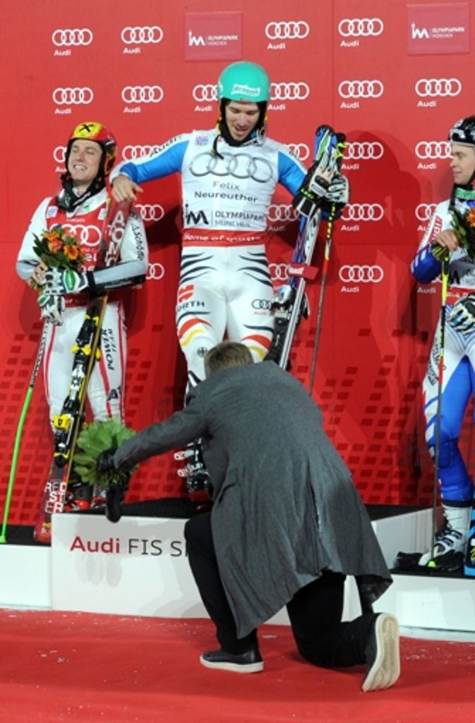 Bastian Schweinsteiger (hier auf Knien vor Kumpel Felix Neureuther) selbst ist leidenschaftlicher Skifahrer, hatte einst großes Talent - entschied sich dann aber doch für eine Karriere als Fußballer.