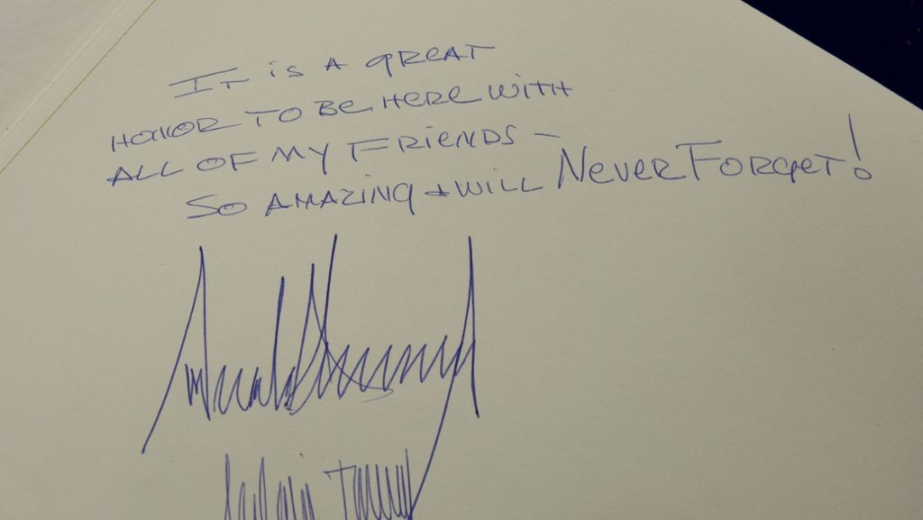  Bei seinem Besuch in der Gedenkstätte Yad Vashem in Israel hat US-Präsident Donald Trump einen Gästebuch-Eintrag hinterlassen, der bei vielen Menschen auf Unverständnis stößt. 