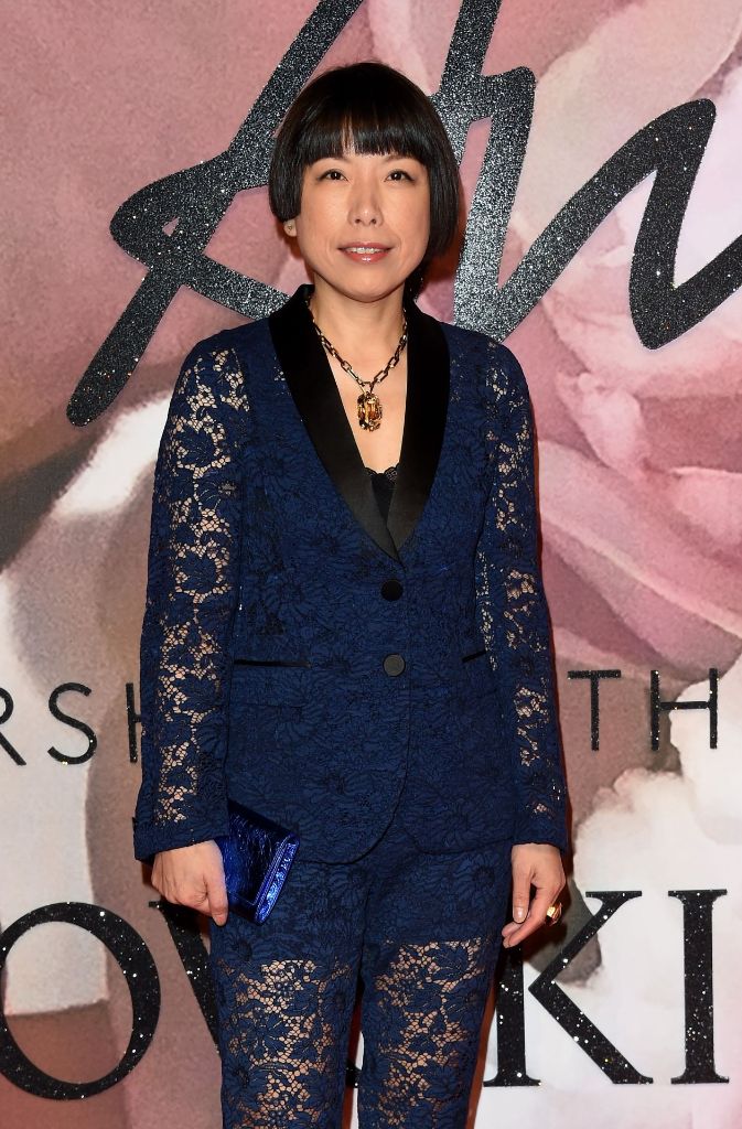 Mode-Journalistin Angelica Cheung von der Vouge China gab sich betont modisch aber hochgeschlossen im dunkelblauen Spitzenanzug.