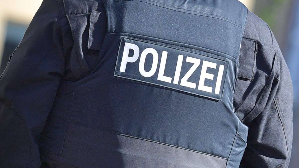 Nördlingen  in Bayern: Sohn bedroht Mutter mit Messer – Frau springt aus Fenster