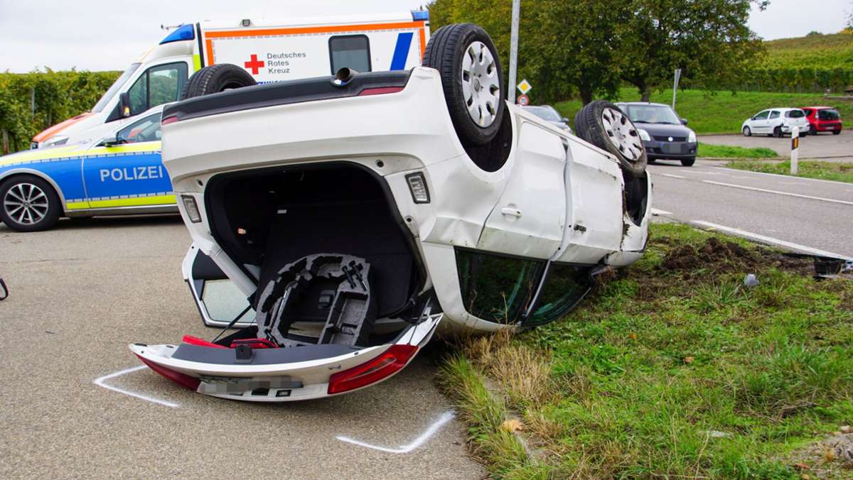 Unfall im Kreis Ludwigsburg: Audi überschlägt sich –  drei Verletzte