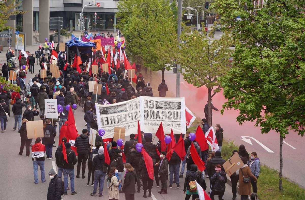 Die Stuttgarter Demonstranten beim Zug durch die Stuttgarter Innenstadt.