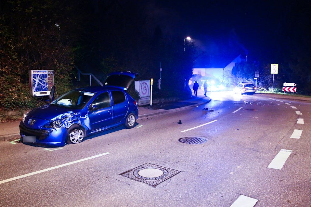 Auf der Flucht vor der Polizei rammt ein 30-Jähriger am Sonntag in Weinstadt-Beutelsbach einen Streifenwagen.