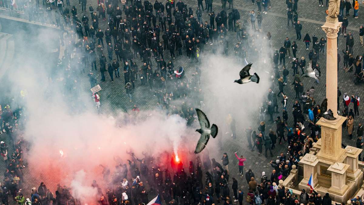  Tausende haben trotz Beschränkungen in der tschechischen Hauptstadt gegen die von der Regierung ergriffenen Maßnahmen gegen die Pandemie demonstriert. Es kam zu chaotischen Szenen: 10 Polizisten wurden verletzt. 