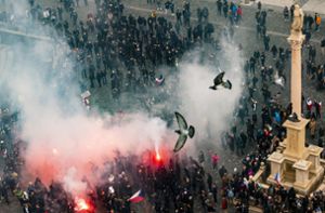 Wasserwerfer und Tränengas  – Krawalle bei Demo in Prag