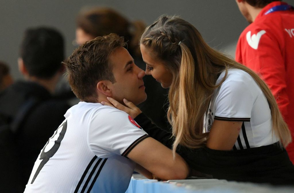 Deutschlands Mario Götze küsst 2016 nach dem Spiel seine Freundin Ann-Kathrin Brömmel. Foto: dpa