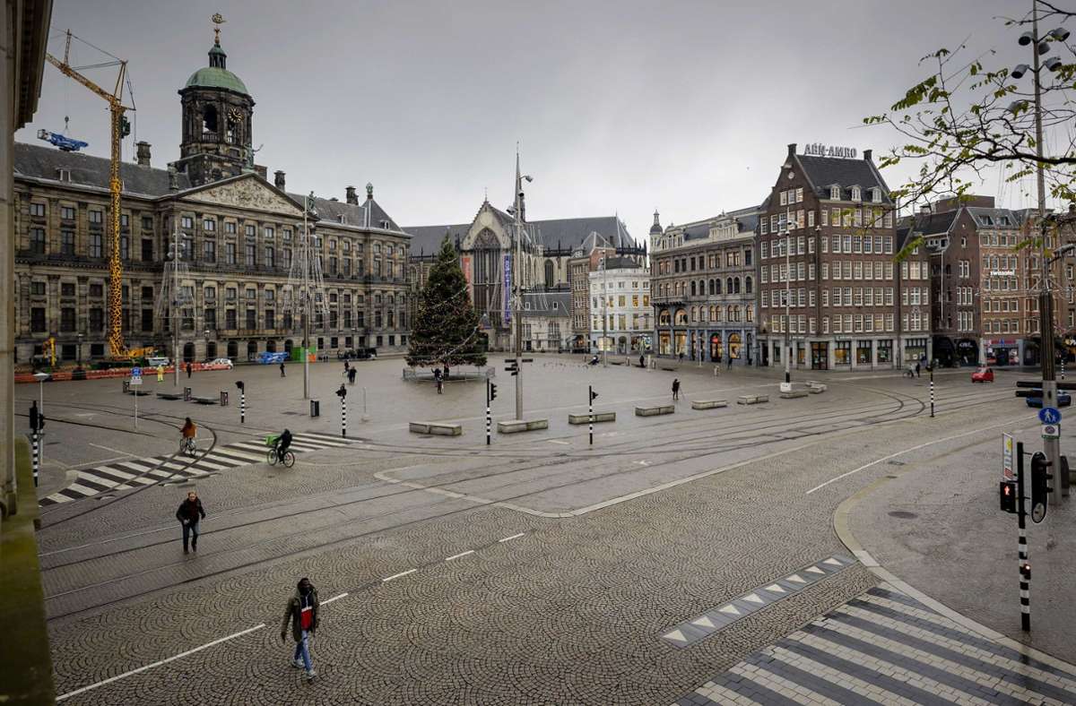 In den Niederlanden (hier ein Bild aus Amsterdam) gelten wohl schon bald strengere Corona-Maßnahmen. Foto: dpa/Robin Van Lonkhuijsen
