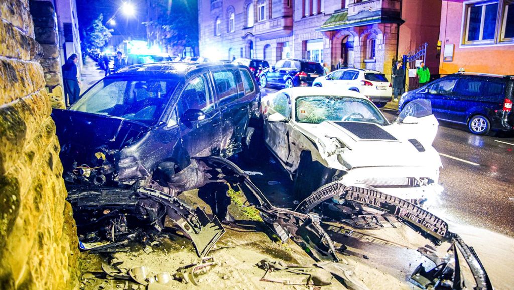 Unfall in Stuttgart-Süd: Betrunkener Mustang-Fahrer kracht in Hauswand – sechs Autos beschädigt
