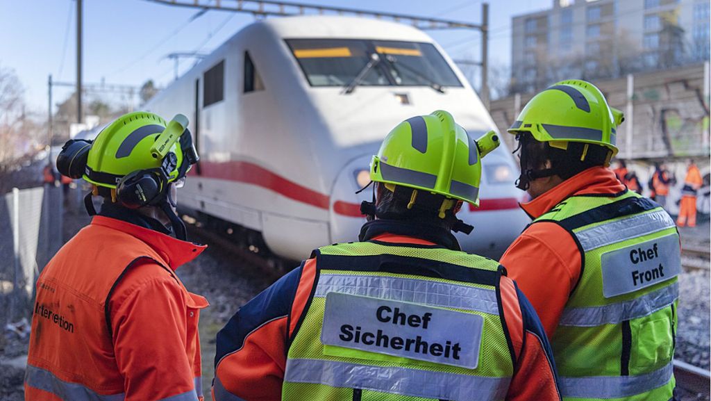 Zugunglück bei Basel: ICE-Strecke weiterhin blockiert