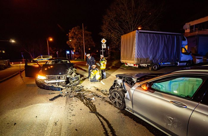 Stuttgart-Zuffenhausen: Zwei Schwerverletzte nach Unfall zwischen BMW und Taxi