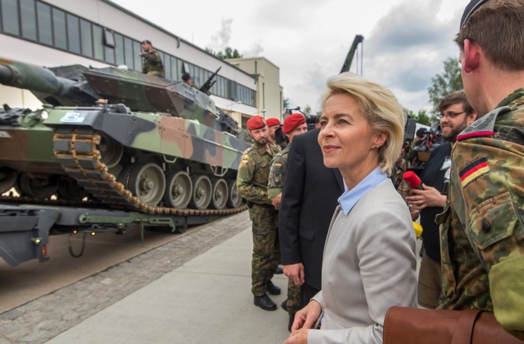 Ursula von der Leyen beim Tag der Bundeswehr, der deutschlandweit stattfindet. Die Bundeswehr vereint, Kindern an diesem Tag Waffen in die Hände gegeben zu haben. Foto: dpa