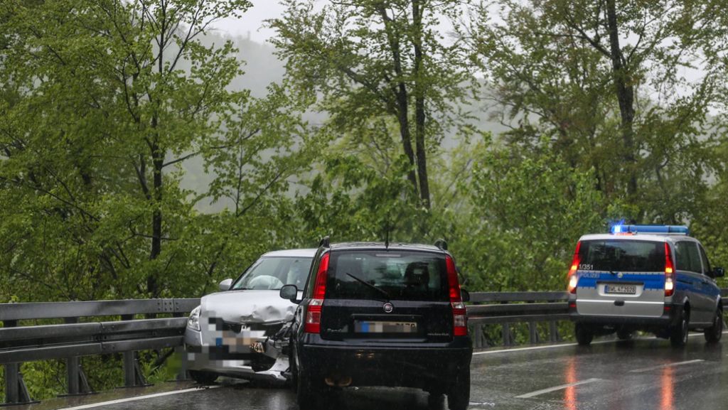 Unfall in Böhmenkirch: Heftiger Frontalcrash fordert drei Verletzte