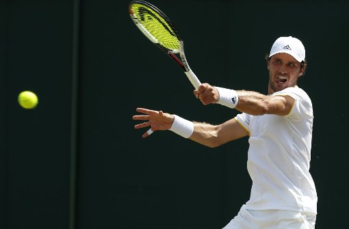Mit einem quälenden Zittersieg über fünf Sätze hat Mischa Zverev in Wimbledon die dritte Runde erreicht Foto: AP