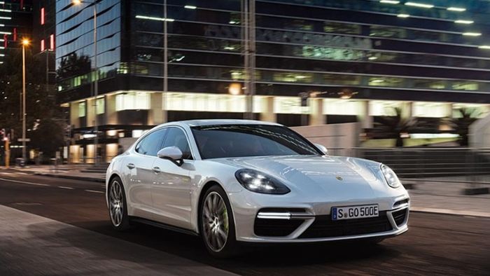 Porsche zeigt Panamera mit Elektromotor und V8
